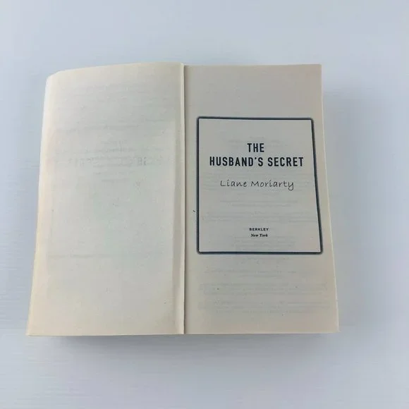 The Husband's Secret By Liane Moriarty Domestic Fiction Small Paperback Book - Picture 2 of 8